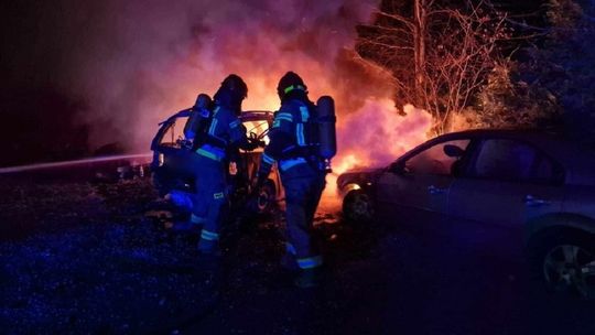 Nocą trzy samochody spłonęły w Tarnowie.