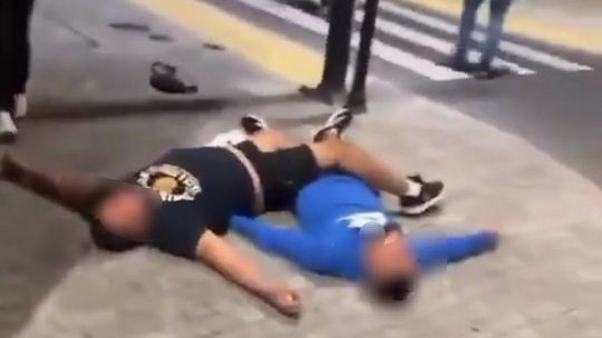 Nocna awantura na Rynku w Bochni! Jeden cios i mężczyzna runął na chodnik. Policja szuka świadków