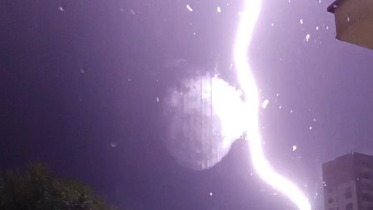 Nocna burza nad Tarnowem. Zalane wiadukty, posesje i brak prądu