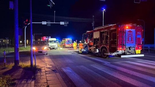 Nocna kolizja trzech pojazdów na DK94 w Łukanowicach. Droga była częściowo zablokowana