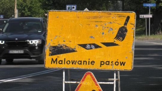 Nocne malowanie ulic. Tarnów odświeża oznakowanie poziome