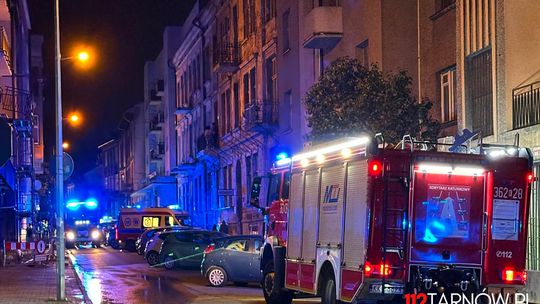 Nocny dramat w Tarnowie. Pożar mieszkania, reanimacja i ewakuacja 27 osób