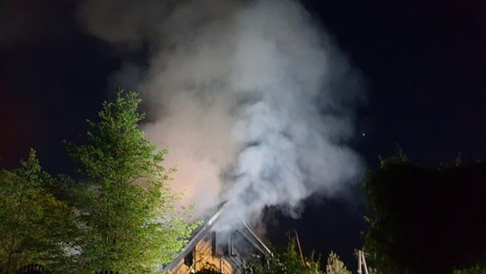 Nocny pożar budynku w Karwodrzy