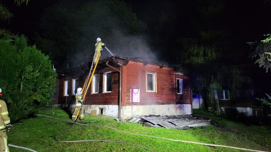 Nocny pożar drewnianego domu w Jurkowie. W działaniach 5 zastępów straży pożarnej