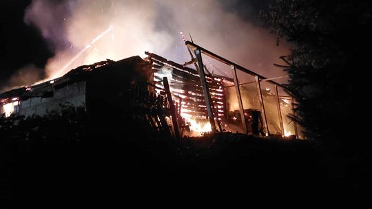 Nocny pożar stodoły w Golance. Pożar nie oszczędził samochodu