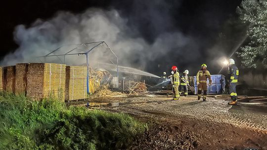 Nocny pożar w Burzynie. Strażacy gasili wiatę