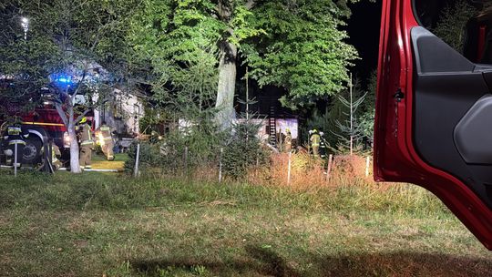 Nocny pożar w Kipsznej. Z budynku dochodziły odgłosy wybuchów, obawiano się dużej ilości paliwa