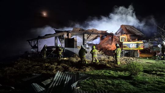 Nocny pożar w Porąbce Iwkowskiej. Służby z powiatu brzeskiego w akcji