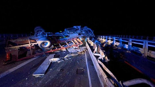 Nocny wypadek na autostradzie A4 koło Tarnowa. Utrudnienia trwały aż do rana Nocny wypadek na autostradzie A4 koło Tarnowa. Utrudnienia trwały aż do rana