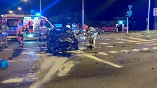 Nocny wypadek z udziałem bmw pod tarnowskim sądem. 5 osób trafiło do szpitala
