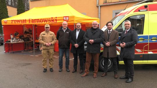 Nowa karetka dla filii w Wojniczu. Doposażono także magazyny zarządzania kryzysowego w powiecie tarnowskim