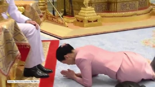 Nowa królowa Tajlandii. Panna młoda podczas uroczystości klęczała przy butach władcy