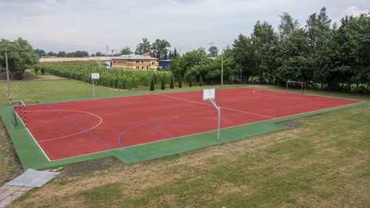 Nowe boiska sportowe w Wojniczu  i w Biadolinach Radłowskich już gotowe 