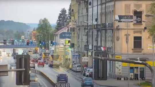 O włos od tragedii w centrum Tarnowa. Fragment balkonu spadł na chodnik, nieopodal przechodzili ludzie