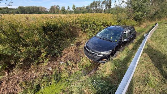 Opel wypadł z drogi w Ładnej