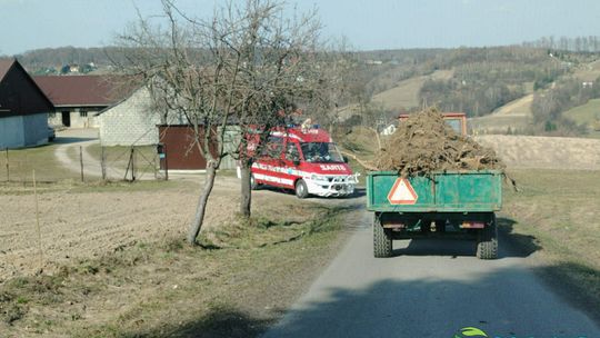 Osoba przygnieciona przez drzewo w Lubince