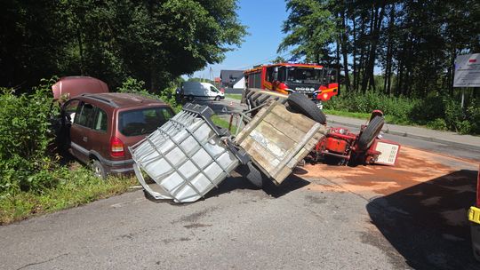 Osobówka zderzyła się z traktorem. Są osoby poszkodowane