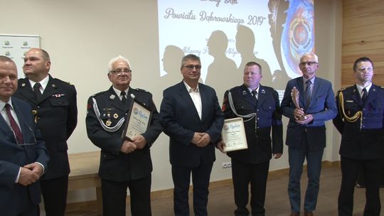 OSP Szczucin ze statuetką "Złoty Dąb Powiatu Dąbrowskiego" 