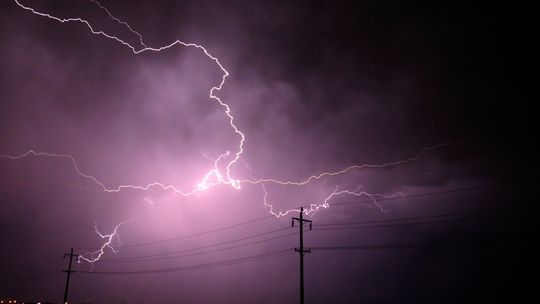 Ostrzeżenie przed burzami. Mieszkańcy regionu otrzymują komunikaty z ALERT RCB Ostrzeżenie przed burzami. Mieszkańcy regionu otrzymują komunikaty z ALERT RCB