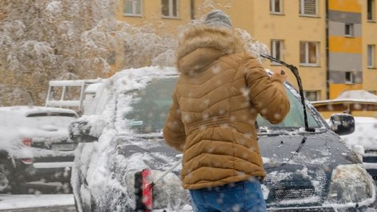 Oszronione szyby i samochód pokryty śniegiem- czym grozi taka jazda?