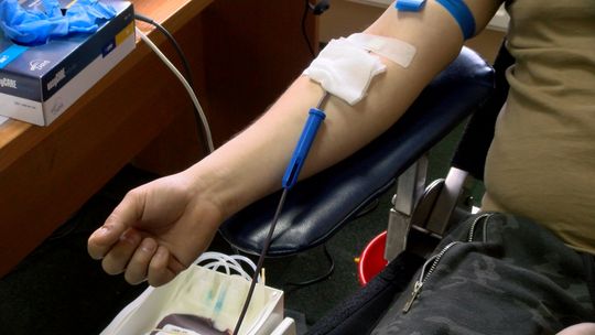Pandemia powoduje, że w szpitalach brakuje krwi. Brzescy policjanci zachęcają, by się nią dzielić 