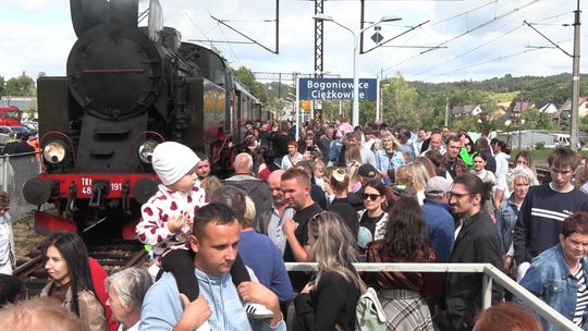 Parowóz wjechał do Bogoniowic i przyciągnął tłumy! Zabytkowy skład znów zachwycił mieszkańców