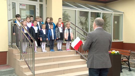 Patriotyczne, biało-czerwone flagi w przedszkolach gminy Tarnów