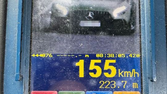 Pędził mercedesem 155 km/h w obszarze zabudowanym – stracił prawo jazdy