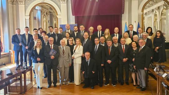 Pierwsi demokratycznie wybrani samorządowcy ponownie zasiedli w Sali Lustrzanej w Tarnowie