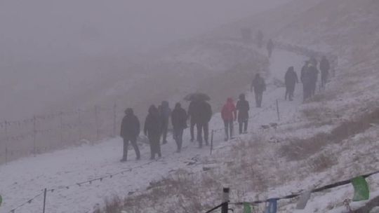 Pierwszy śnieg w górach. TOPR-owcy ostrzegają przed wyprawami w wyższe partie