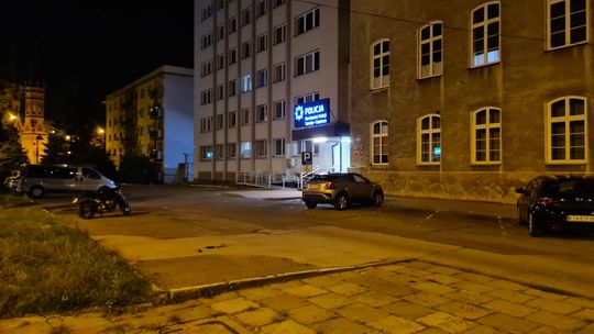 Pijany 18-latek wjechał seatem w ogrodzenie domu w Tarnowie