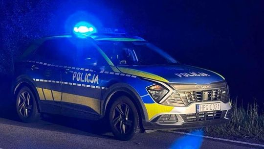 Pijany wjechał motocyklem BMW w ogrodzenie i uciekł do lasu! Policja ruszyła w pościg, przy 54-latku znaleziono broń i nóż!