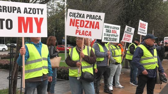 Pikieta pracowników Grupy Azoty przed siedzibą spółki w Tarnowie