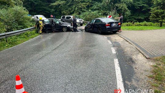 Pleśna. Zderzenie bmw i mercedesa. Jedna osoba poszkodowana