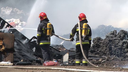 Płonie składowisko śmieci obok Azotów w Tarnowie-Mościcach