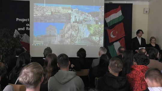 Podsumowanie projektu ekologicznego Erasmus+ z zagranicznymi gośćmi w szkole w Ryglicach