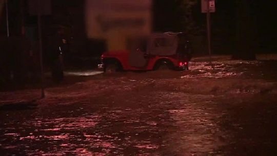 "Pół metra wody w domu". Nocna ewakuacje mieszkańców zalanych budynków w Dąbrowie Tarnowskiej