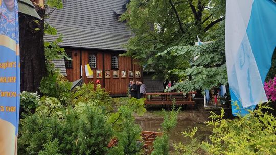Połamane drzewa, podtopienia i uszkodzony kościół w Tarnowie Połamane drzewa, podtopienia i uszkodzony kościół w Tarnowie