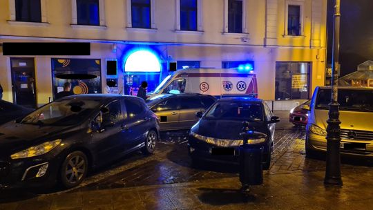 Policja i ZRM pod jednym z klubów nocnych w Tarnowie