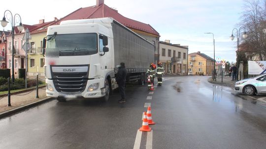 Policja o okolicznościach potrącenia pieszej w Żabnie przez samochód ciężarowy