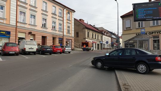 Policja rozwiąże zagadkę mistrza parkowania przy przystanku Bema-Targowa