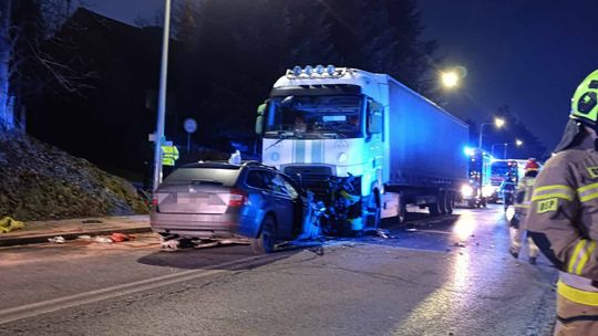 Policja wyjaśnia okoliczności czołowego zderzenia samochodu osobowego i ciężarowego w Nowy Sączu. Jedna osoba w ciężkim stanie