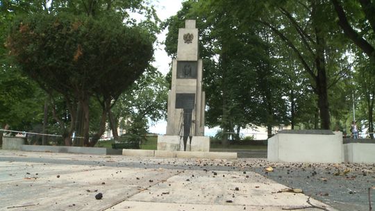 Policja zatrzymała wandala, który zdewastował pomnik w Dąbrowie Tarnowskiej