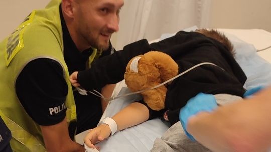 Policjanci pomogli uratować życie 4-latka, który stracił przytomność w samochodzie na A4 pod Tarnowem