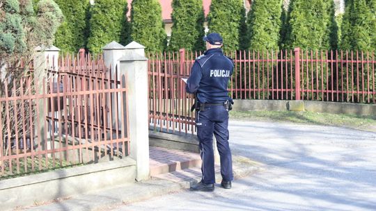 Policjanci z Brzeska sprawdzają, czy osoby poddane kwarantannie przestrzegają jej warunków