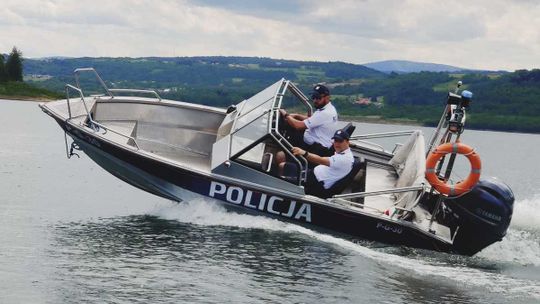 Policjanci z Komisariatu Wodnego w Krakowie uratowali z wody dwie nastolatki