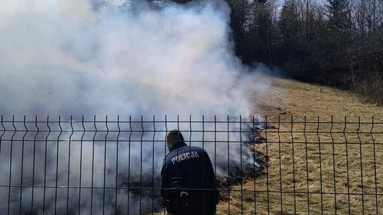Policjanci z podkarpacia gasili pożar łąki łopatą do śniegu