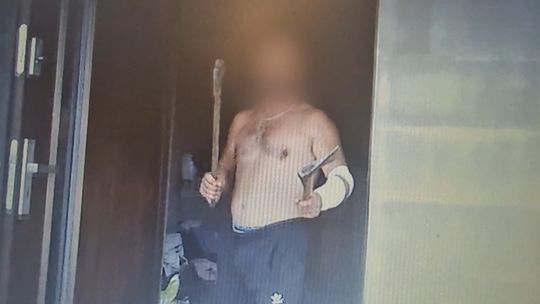 Policjanci zatrzymali agresora, który groził im siekierami Policjanci zatrzymali agresora, który groził im siekierami