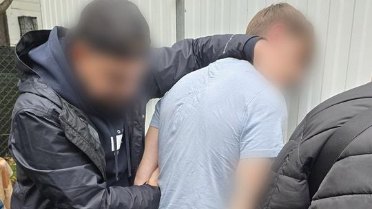 Policjanci zatrzymali poszukiwanego przestępcę. Ukrywał się z żoną i niemowlęciem na ogródkach działkowych