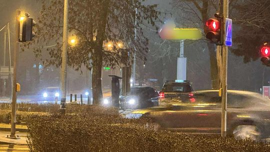 Policjant i napastnik poszkodowani podczas awantury pod tarnowskim sądem. Młodzież manifestowała zatrzymanie kolegi